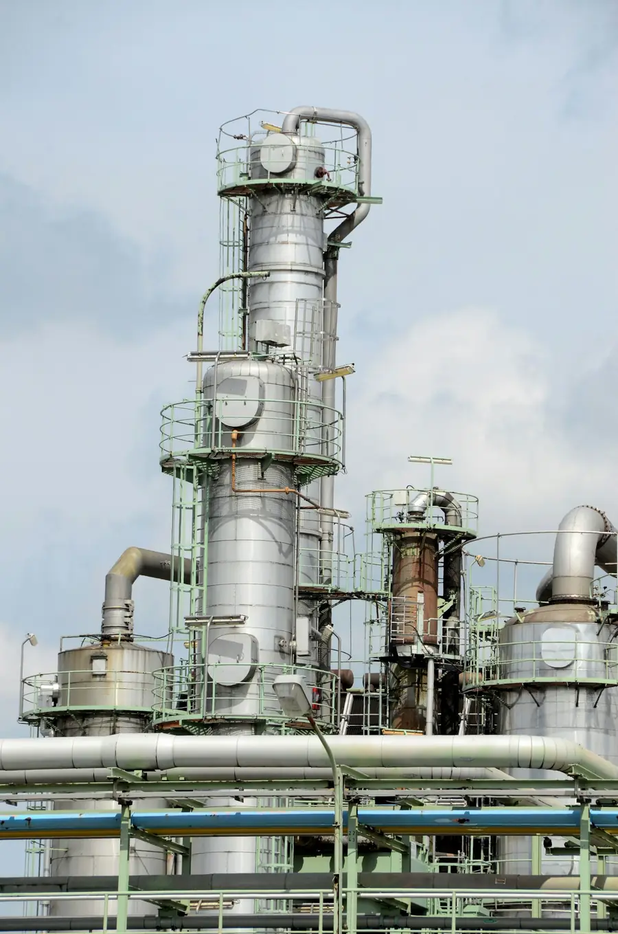 Steel process column with platforms and pipe connections